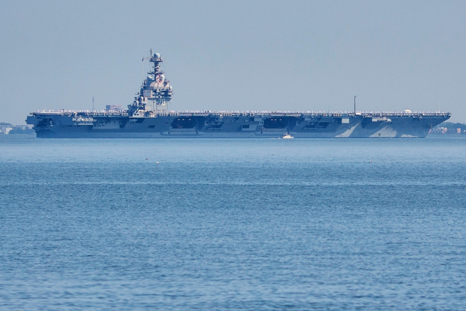 El portaaviones USS Gerald R. Ford saliendo de la Base Naval Norfolk, en Norfolk, Virginia, el 23 de junio del 2025. (AP foto/John Clark)