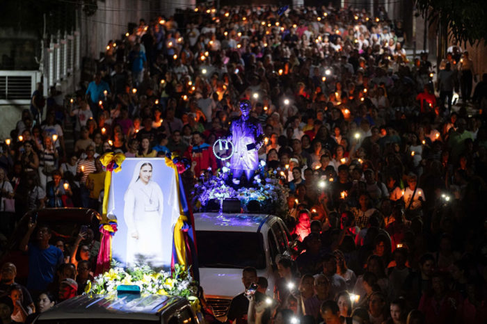 La marcha de los santos